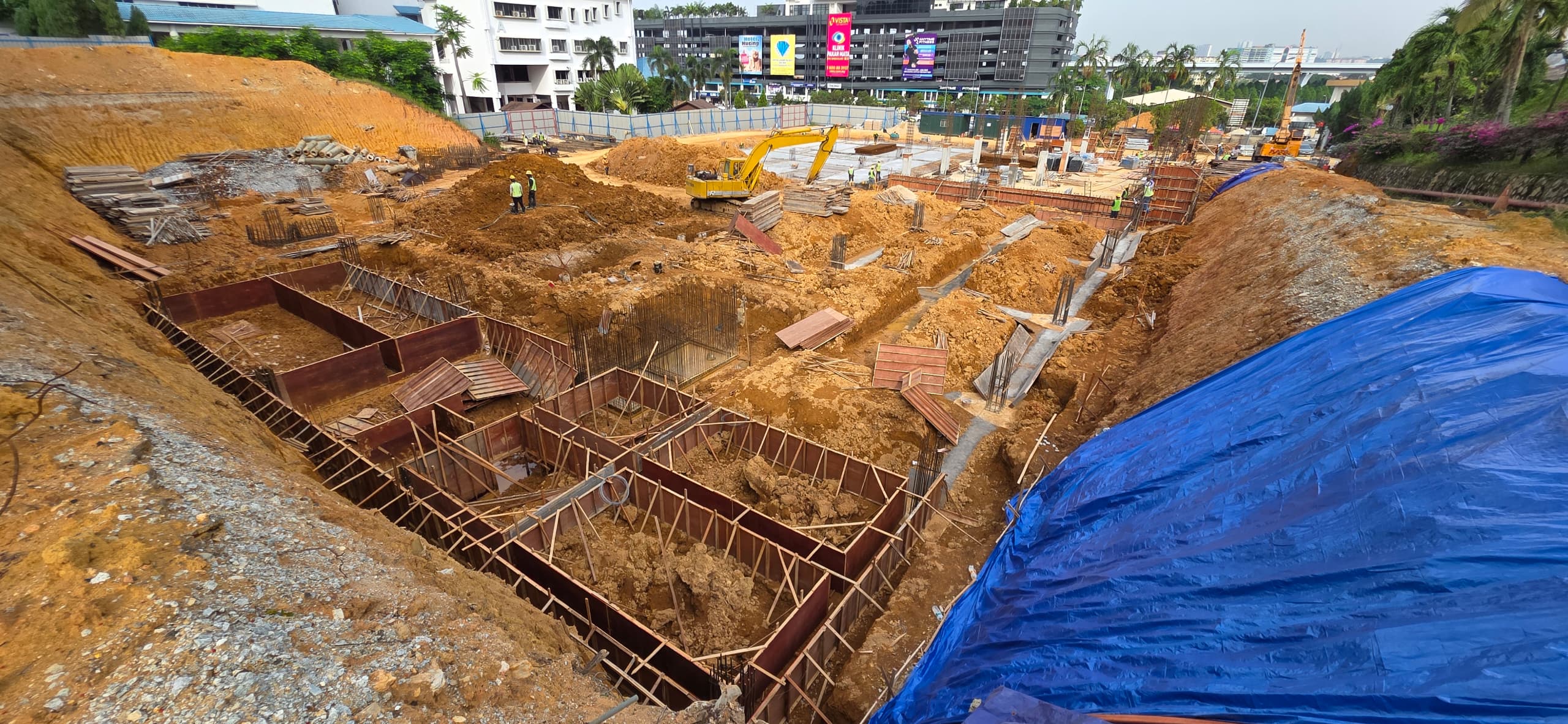 图7：2025年7月，工地构建桩帽（pile cap work）与地梁（ground beam）。