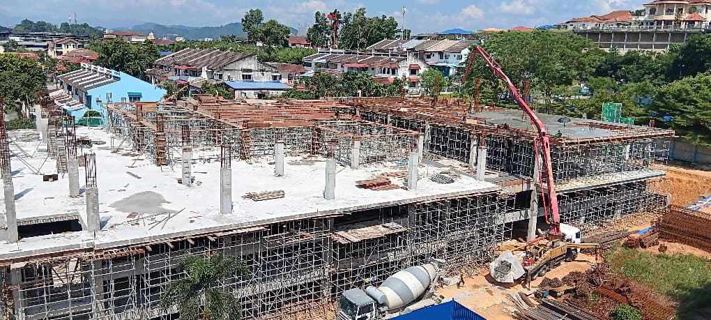 图9：G楼层楼板浇筑完成，立柱施工中。